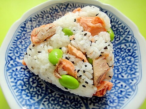 鮭と茶豆ごま塩のおにぎり